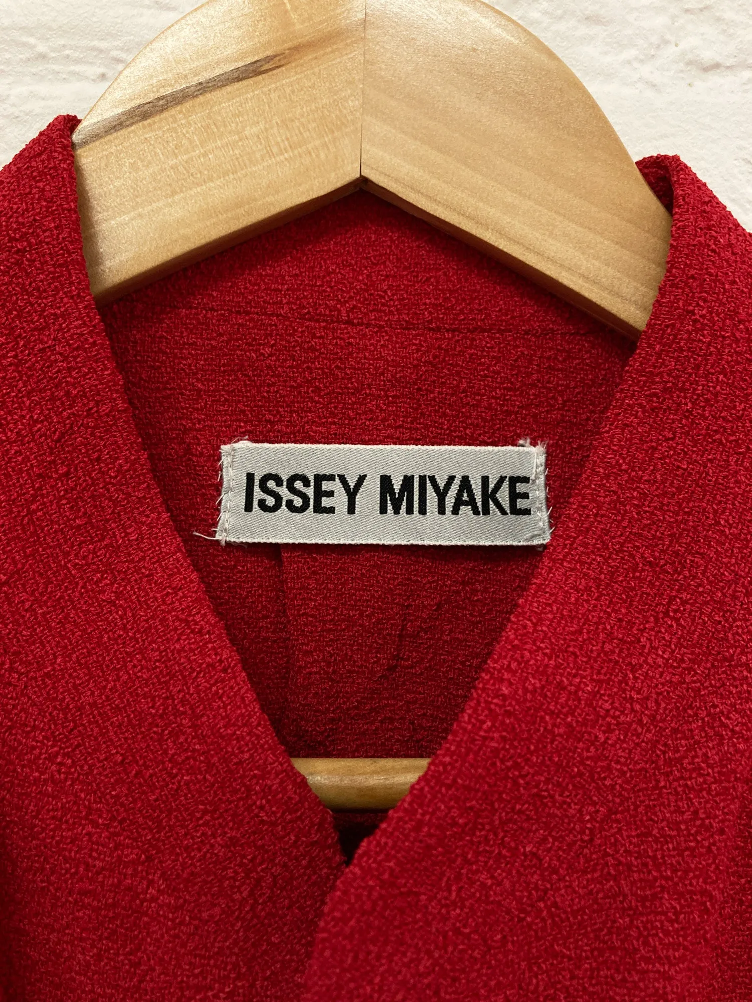 Issey Miyake red creased polyester 5 button stand collar blazer - size M L